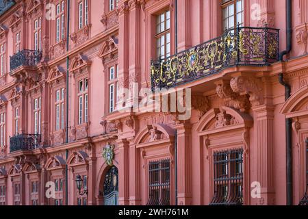 Il Kurfürstliches Schloss zu Mainz, o Palazzo elettorale, Mainz, uno storico edificio rinascimentale tedesco del 1600, dettaglio della facciata. Foto Stock