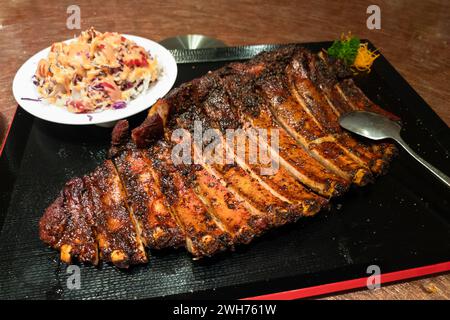 Le costolette di maiale iberico o iberico alla griglia sono il cibo preferito nel ristorante cinese durante le festività nei ristoranti Foto Stock
