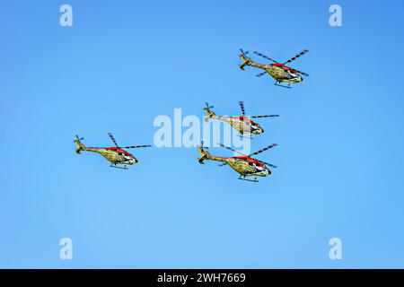 Il Sarang Helicopter display Team dell'Indian Air Force esegue manovre durante il Mumbai Air Show 2024. Foto Stock