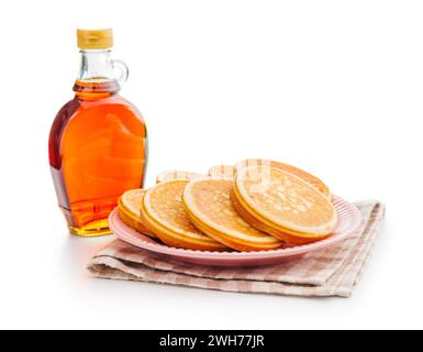 Pancake e sciroppo d'acero in bottiglia isolato sul dorso bianco. Foto Stock