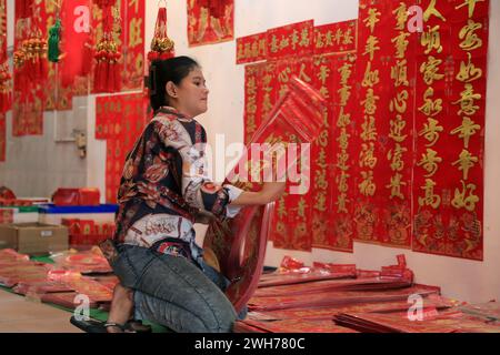 Phnom Penh, Cambogia. 6 febbraio 2024. Una donna sceglie i distici per il prossimo Capodanno cinese in un negozio a Phnom Penh, Cambogia, 6 febbraio 2024. Crediti: Phearum/Xinhua/Alamy Live News Foto Stock