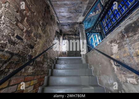 Treppenhaus des ehemaligen Kunsthaus Tacheles, Heute Museum Fotografiska, Stadtquartier am Tacheles, Oranienburger Straße, Mitte, Berlino, Deutschland *** Scala dell'ex Kunsthaus Tacheles, ora Museo Fotografiska, quartiere am Tacheles, Oranienburger Straße, Mitte, Berlino, Germania Foto Stock