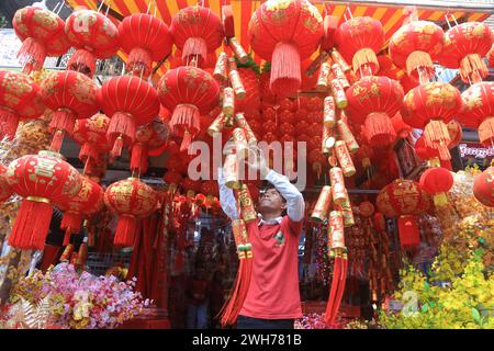 Phnom Penh, Cambogia. 6 febbraio 2024. Un uomo organizza le decorazioni per il prossimo Capodanno cinese in un negozio a Phnom Penh, Cambogia, 6 febbraio 2024. Crediti: Phearum/Xinhua/Alamy Live News Foto Stock