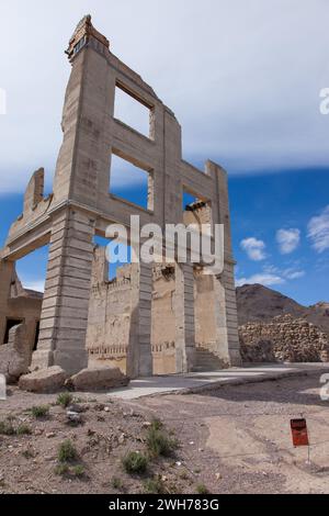 Rovine dell'edificio della Cook Bank, completato nel 1908, nella città fantasma di Rhyolite, Nevada. Foto Stock