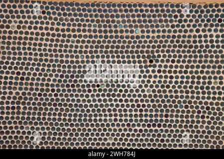 La Bottle House nella città fantasma di Rhyolite, Nevada, fu costruita da un minatore nel 1906 da 50.000 bottiglie di birra e liquori scartate. Un primo esempio di Foto Stock