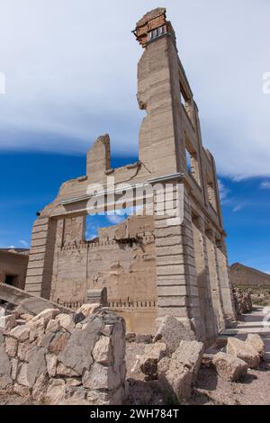 Rovine dell'edificio della Cook Bank, completato nel 1908, nella città fantasma di Rhyolite, Nevada. Foto Stock