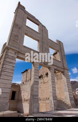 Rovine dell'edificio della Cook Bank, completato nel 1908, nella città fantasma di Rhyolite, Nevada. Foto Stock