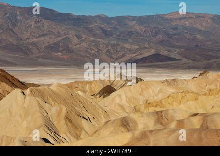 Calanchi erosi della formazione Furnace Creek a Zabriskie Point nel Death Valley National Park in California. Bacino Badwater e Panamint Mountain Foto Stock