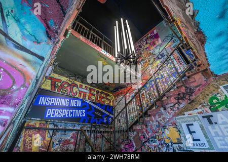 Graffitis im Treppenhaus des ehemaligen Kunsthaus Tacheles, Museo Heute Fotografiska, Stadtquartier am Tacheles, Oranienburger Straße, Mitte, Berlino, Deutschland *** graffiti nella scalinata dell'ex Kunsthaus Tacheles, ora Museo Fotografiska, quartiere am Tacheles, Oranienburger Straße, Mitte, Berlino, Germania Foto Stock