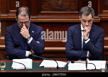 Bruxelles, Belgio. 8 febbraio 2024. David Clarinval del Ministro dell'Agricoltura e delle PMI e il primo Ministro Alexander De Croo, nella foto, durante una sessione plenaria della camera al Parlamento federale a Bruxelles giovedì 8 febbraio 2024. BELGA PHOTO ERIC LALMAND credito: Belga News Agency/Alamy Live News Foto Stock