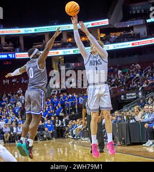 Georgetown Hoyas guardia Rowan Brumbaugh (1) spara contro Seton Hall Pirates guardia Dylan Addae-Wusu (0) durante un incontro di basket Big East al Prudential Center di Newark, New Jersey mercoledì 7 febbraio 2024. Duncan Williams/CSM Foto Stock