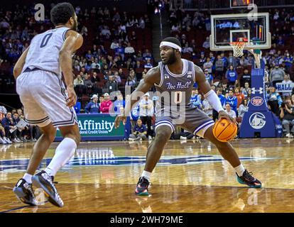 Seton Hall Pirates guardia Dylan Addae-Wusu (0) è difesa da Georgetown Hoyas guardia Dontrez Styles (0) durante un incontro di basket Big East al Prudential Center di Newark, New Jersey mercoledì 7 febbraio 2024. Duncan Williams/CSM Foto Stock