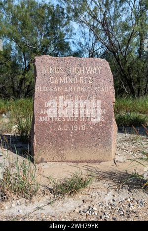 Segnaletica per Old San Antonio Road, parte della King's Highway Camino Real, segnata da The Daughters of the American Revolution e State of Texas, USA. Foto Stock