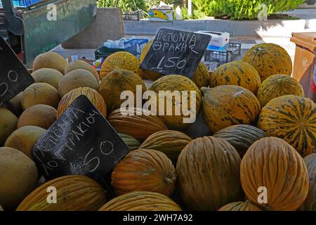 Meloni in vendita al mercato della frutta Vouliagmeni Atene Attica Grecia Foto Stock