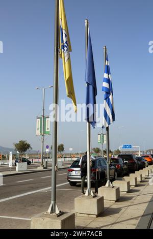Atene Grecia Aeroporto Internazionale di Atene (AIA) Eleftherios Venizelos Flags fuori dal Terminal 2 Foto Stock