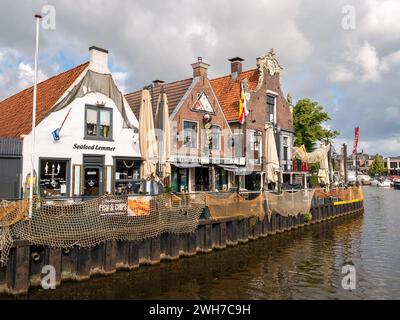 Ristoranti in edifici storici sulla banchina di Het Dok nella città vecchia di Lemmer, Frisia, Paesi Bassi Foto Stock