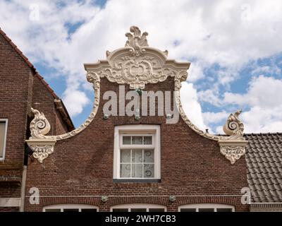 Edificio con campanello decorato con sculture nella città vecchia di Lemmer, Frisia, Paesi Bassi Foto Stock