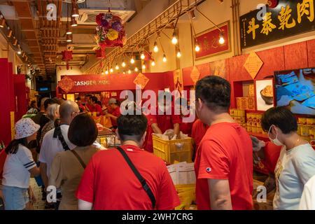 KL, Malesia - febbraio 4,2024 : i clienti possono vedere fare la fila di fronte al negozio di carne secca chiamato 'Oloiya' per acquistare il bakkwa. Foto Stock