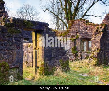 Una sezione delle rovine di Wycoller Hall, Pendle, Lancashire Foto Stock