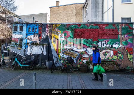 Pittura murale su Stavenhof nel quartiere Eigelstein, Colonia, Germania. Graffiti am Stavenhof im Eigelsteinviertel, Koeln, Deutschland. Foto Stock