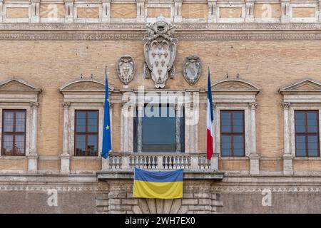 Facciata dell'ambasciata francese oltre alle bandiere francesi e dell'Unione europea, per solidarietà ha anche quella Ucraina. Piazza Farnese, Roma, Italia, UE Foto Stock