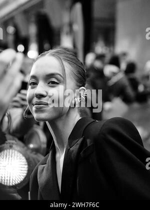 Berlino, Germania, 18 febbraio 2023. L'attrice e produttrice Sydney Sweeney parla con un fan sul Red carpet della Berlinale. Crediti: Walter Gilgen Foto Stock