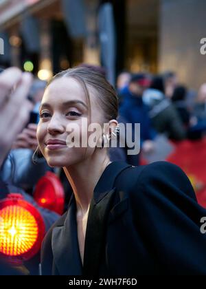 Berlino, Germania, 18 febbraio 2023. L'attrice e produttrice Sydney Sweeney parla con un fan sul Red carpet della Berlinale. Crediti: Walter Gilgen Foto Stock