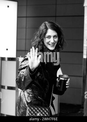 Berlino, Germania, 17 febbraio 2023. L'attrice Zar Amir Ebrahimi di fronte al Grand Hyatt Hotel di Berlino. Crediti: Walter Gilgen Foto Stock