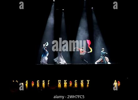 Londra, Gran Bretagna. 7 febbraio 2024. Gli attori si esibiscono durante il Chinese Students and Scholars Association UK (CSSAUK) Chinese New Year Gala a Londra, Regno Unito, 7 febbraio 2024. Crediti: Li Ying/Xinhua/Alamy Live News Foto Stock