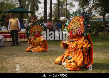 Kolkata, India. 7 febbraio 2024. (2/7/2024) Un'affascinante esibizione di danza Chhau intitolata "Mahishasura Mardini" del talentuoso popolo di Charida, Purulia, ha affascinato il pubblico di Calcutta. Presentata dalla Ascensive EDU Skill Foundation e Genius Consultants, questa stravaganza culturale ha messo in mostra il ricco patrimonio e le abilità artistiche della regione. (Foto di Biswarup Ganguly/Pacific Press/Sipa USA) credito: SIPA USA/Alamy Live News Foto Stock