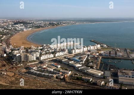 Agadir, Marocco - 11 novembre 2023. Panoramica della città di Agadir e della spiaggia sabbiosa, del Marocco, dell'Africa Foto Stock