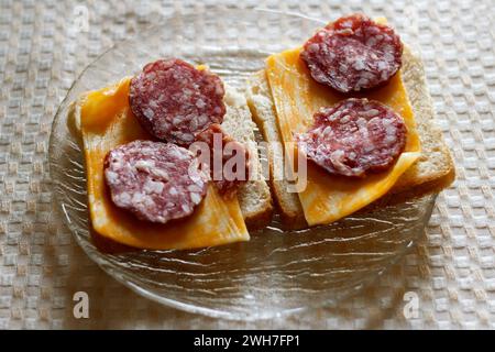 Panino con formaggio e salsiccia a basso contenuto calorico per cena Foto Stock