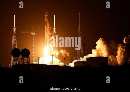 Un razzo Falcon 9 SpaceX lancia il satellite pace (Plankton aerosol Cloud Ocean Ecosystem) della NASA dalla stazione spaziale di Cape Canaveral giovedì 8 febbraio 2024. Una volta in orbita, pace misurerà la distribuzione di fitoplancton al fine di monitorare la salute degli oceani del mondo. Foto di Joe Marino/UPI. Crediti: UPI/Alamy Live News Foto Stock