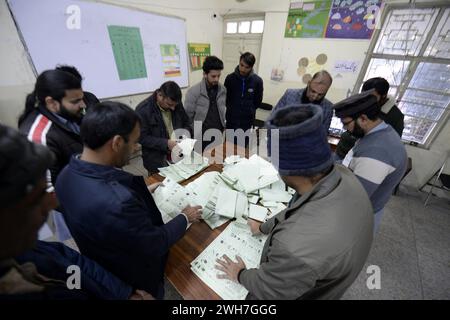 Islamabad, Pakistan. 8 febbraio 2024. I funzionari elettorali contano i voti a Islamabad, capitale del Pakistan, l'8 febbraio 2024. Il processo di voto nelle elezioni parlamentari in Pakistan si è concluso giovedì sera e il conteggio delle schede è iniziato, ha detto una dichiarazione della Commissione elettorale pakistana (ECP). Crediti: Ahmad Kamal/Xinhua/Alamy Live News Foto Stock