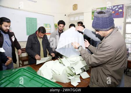 Islamabad, Pakistan. 8 febbraio 2024. I funzionari elettorali contano i voti a Islamabad, capitale del Pakistan, l'8 febbraio 2024. Il processo di voto nelle elezioni parlamentari in Pakistan si è concluso giovedì sera e il conteggio delle schede è iniziato, ha detto una dichiarazione della Commissione elettorale pakistana (ECP). Crediti: Ahmad Kamal/Xinhua/Alamy Live News Foto Stock