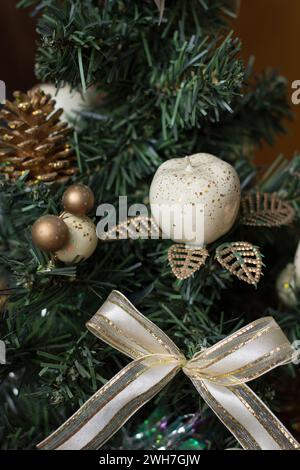 Bellissimo ed elegante albero di Capodanno decorato con fiocco e giocattoli lucenti Foto Stock