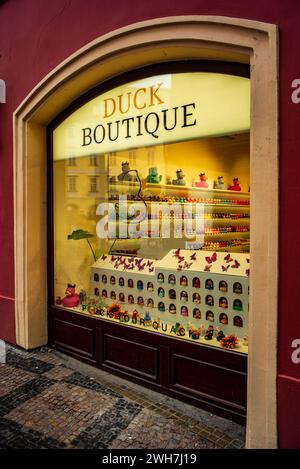Praha, Repubblica Ceca, 29 ottobre 2023, boutique di anatre nella città vecchia *** Praha, Tschechische Republik, 29 ottobre 2023, Entenboutique in der Altstadt Copyright: XWolfgangxSimlingerx Foto Stock