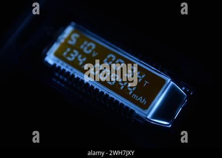 Dispositivo di misurazione USB. Il misuratore elettrico dei dispositivi USB. Lo schermo del dispositivo durante la notte. Foto Stock