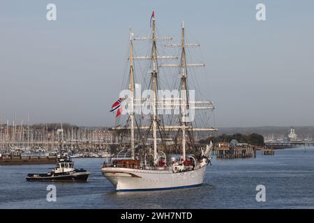 La nave da addestramento norvegese STATSRAAD LEHMKUHL con tre alberi si muove lentamente verso un posto nella base navale Foto Stock