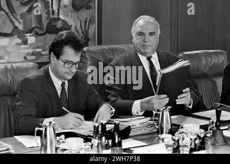 Deutschland, Bonn, 20.10.1993 Archiv.: 42-20-12 Kabinettssitzung foto: Bundeskanzler Helmut Kohl und Außenminister Klaus Kinkel Kabinettssitzung *** Germania, Bonn, 20 10 1993 Archivio 42 20 12 riunione del Gabinetto foto Cancelliere federale Helmut Kohl e Ministro degli Esteri Klaus Kinkel riunione del Gabinetto Foto Stock