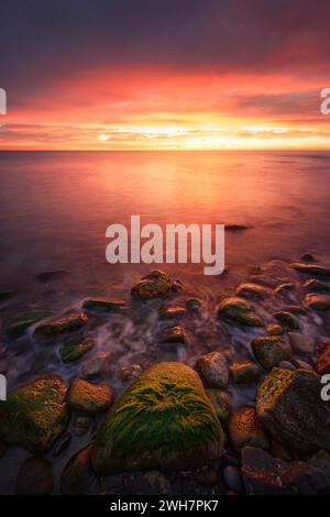 Alba colorata sulla spiaggia di Xilxes (Castellon - Spagna) Foto Stock