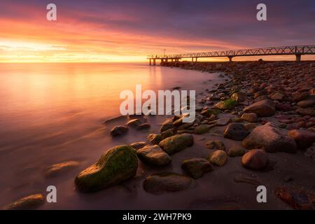 Alba colorata sulla spiaggia di Xilxes (Castellon - Spagna) Foto Stock