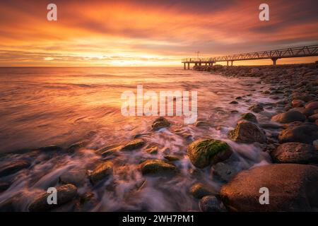 Alba colorata sulla spiaggia di Xilxes (Castellon - Spagna) Foto Stock