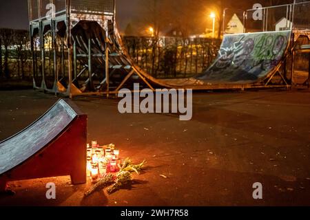 Junge nach Schlägerei verstorben Blumen und Kerzen auf dem Gelände des Skateparks Meinerzhagen. Ein 16-Jähriger Junge wurde bei einer Schlägerei lebensgefährlich verletzt und ist mittlerweile im Krankenhaus verstorben. Eine Mordkommission ermittelt. Zum Gedenken an den Jungen wurden am Tatort bereits am 1.2.2024 Kerzen aufgestellt und Blumen niedergelegt. ARCHIVBILD VOM 01.02.2024, erstmalige Verwendung. Meinerzhagen Märkischer Kreis Nordrhein-Westfalen Deutschland *** il ragazzo muore dopo aver combattuto Fiori e candele allo skate Park di Meinerzhagen Un ragazzo di 16 anni è stato gravemente ferito in una rissa Foto Stock