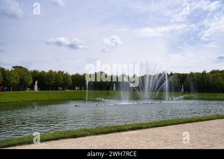 Versailles, Francia, 12.09.2023 Bassin du Miroir o bacino di specchi nei giardini del castello di Versailles Foto Stock