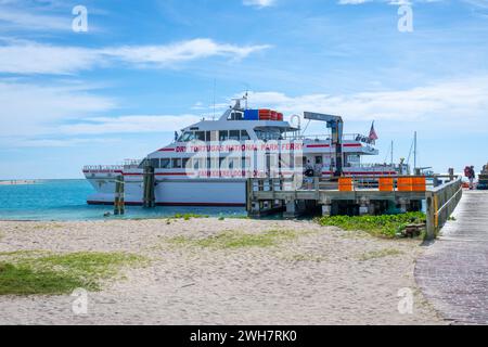 Yankee Freedom III, Dry Tortugas National Park Ferry al molo vicino a Fort Jefferson nel Dry Tortugas National Park in Florida, USA. Foto Stock