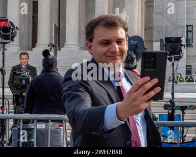 Washington, District of Columbia, USA. 8 febbraio 2024. Il Segretario di Stato del Wyoming CHUCK GRAY (al centro) presenta un rapporto in tempo reale davanti alla Corte Suprema prima dell'inizio del caso di riferimento sul fatto che l'ex presidente Donald Trump possa essere tenuto lontano dalle ColoradoÃs elezioni primarie. Ha presentato alla Corte una lettera di Amicus Curiae, sostenendo che dovrebbe invertire la decisione del Colorado Supreme CourtÃs di impedire a Donald Trump di votare ai sensi della sezione 3 del 14° emendamento perché Trump non si è impegnato in un'insurrezione. (Credit Image: © sue Dorfman/ZUMA Press Wire) SOLO PER USO EDITORIALE! Non per Commercial U Foto Stock