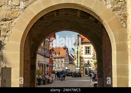 Blick durch das Obere Tor nach Volkach, Unterfranken, Bayern, Deutschland | Vista attraverso la porta della città Oberes Tor porta superiore a Volkach, bassa Francon Foto Stock