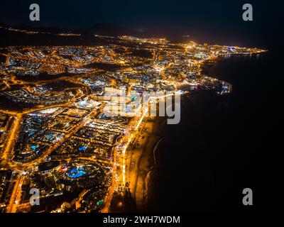 Vista aerea della città illuminata di notte con la costa, Tenerife, l'isola delle Canarie Foto Stock