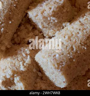 primo piano di puttu, piatto originario dell'india meridionale e dello sri lanka, composto da riso integrale macinato al vapore mescolato con scaglie o trucioli di cocco, sfondo alimentare Foto Stock